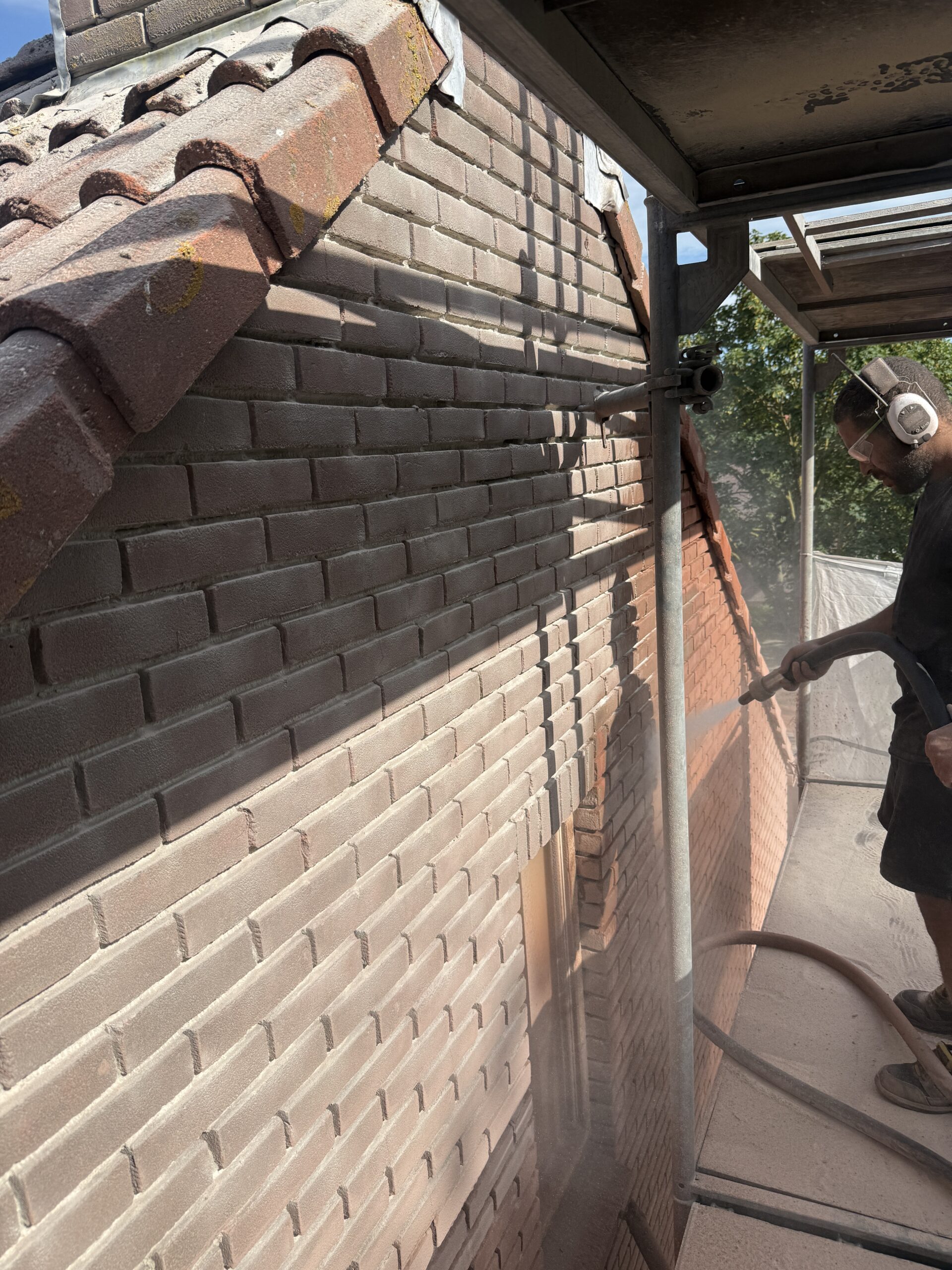 Werk aan het voegwerk van de schoorsteen