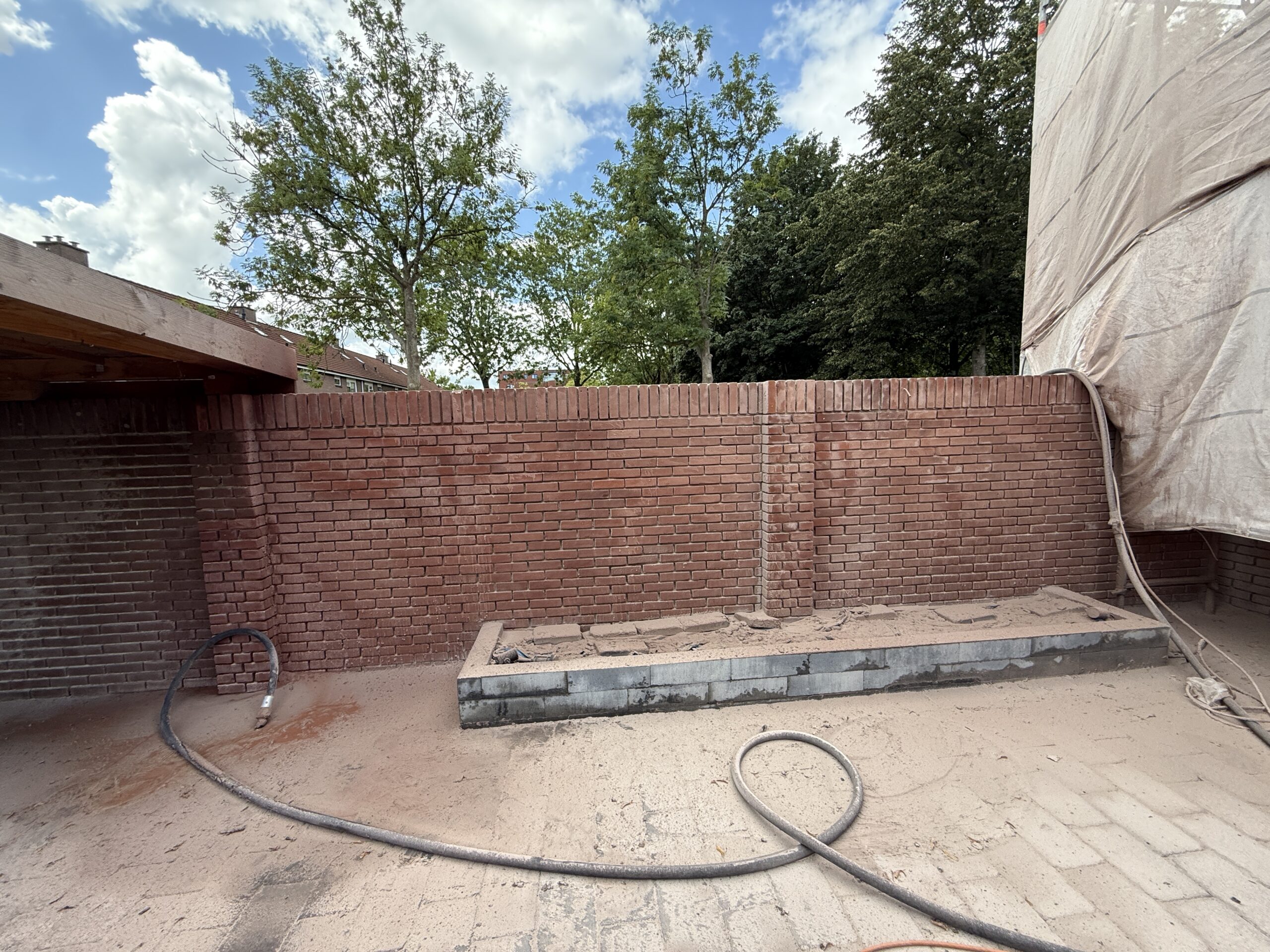 Aansluitende tuinmuur tijdens de werkzaamheden