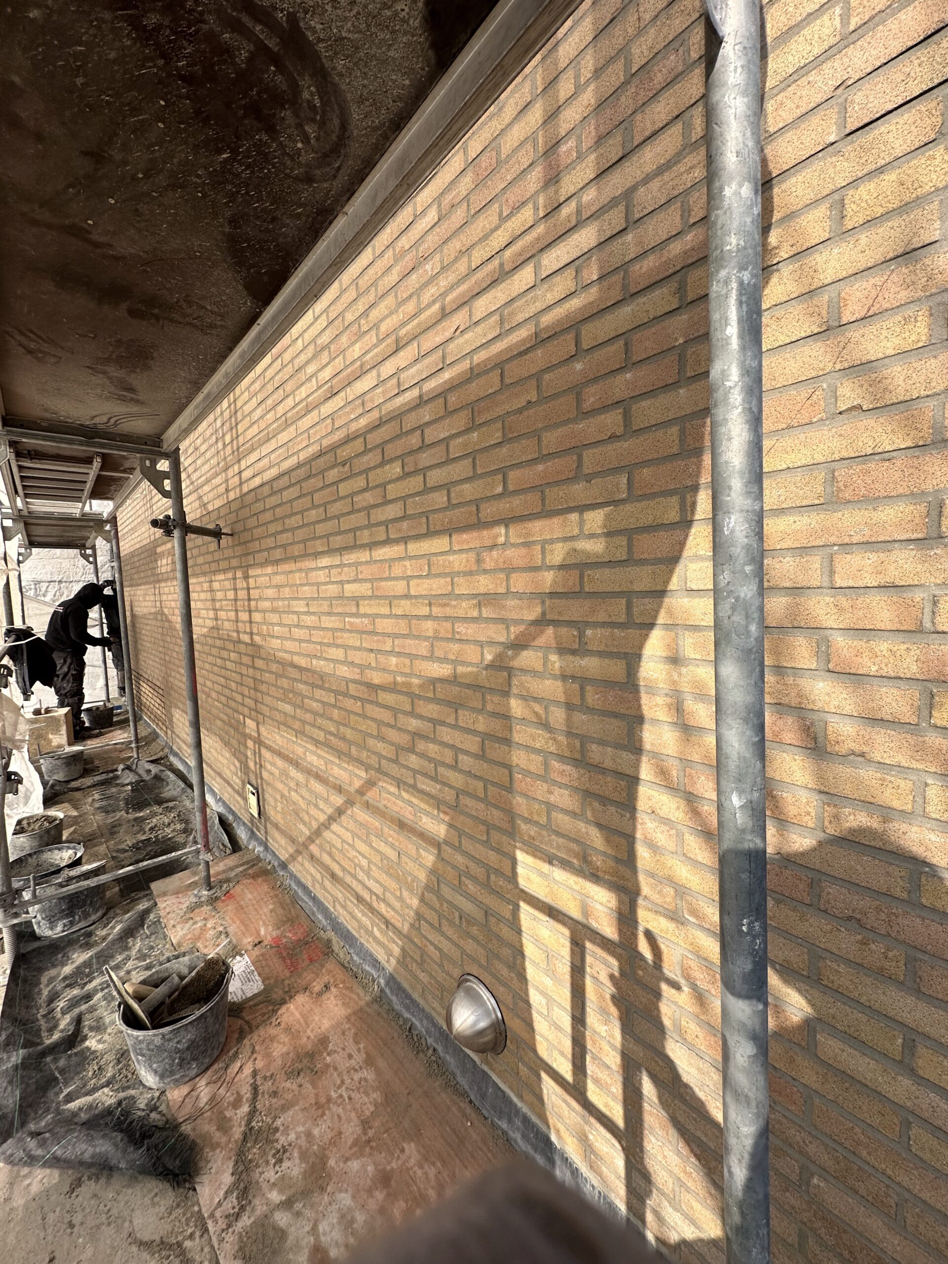 Uitgevoerd voegwerk aan geel metselwerk