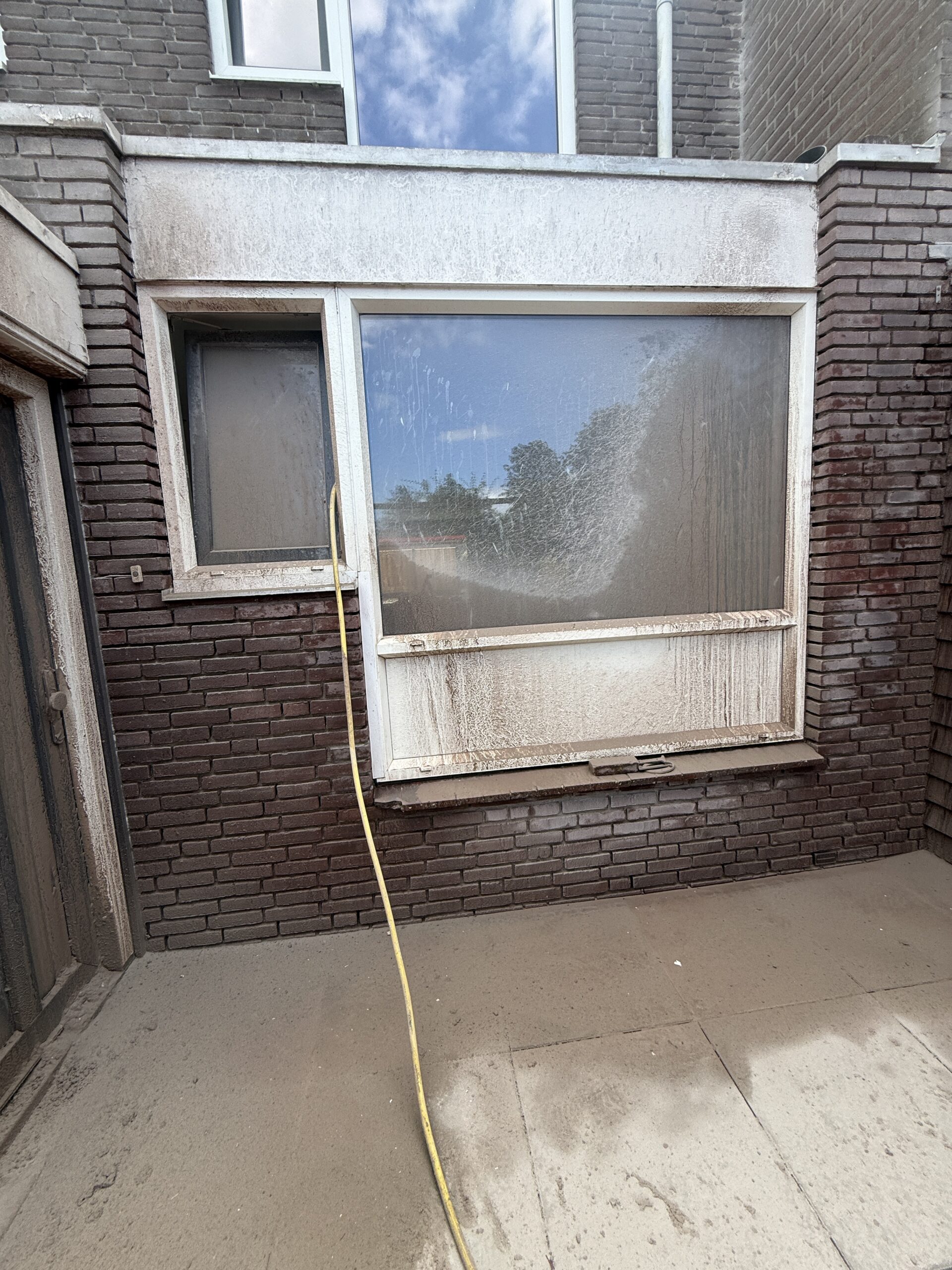 Gevel rondom het raam tijdens de werkzaamheden
