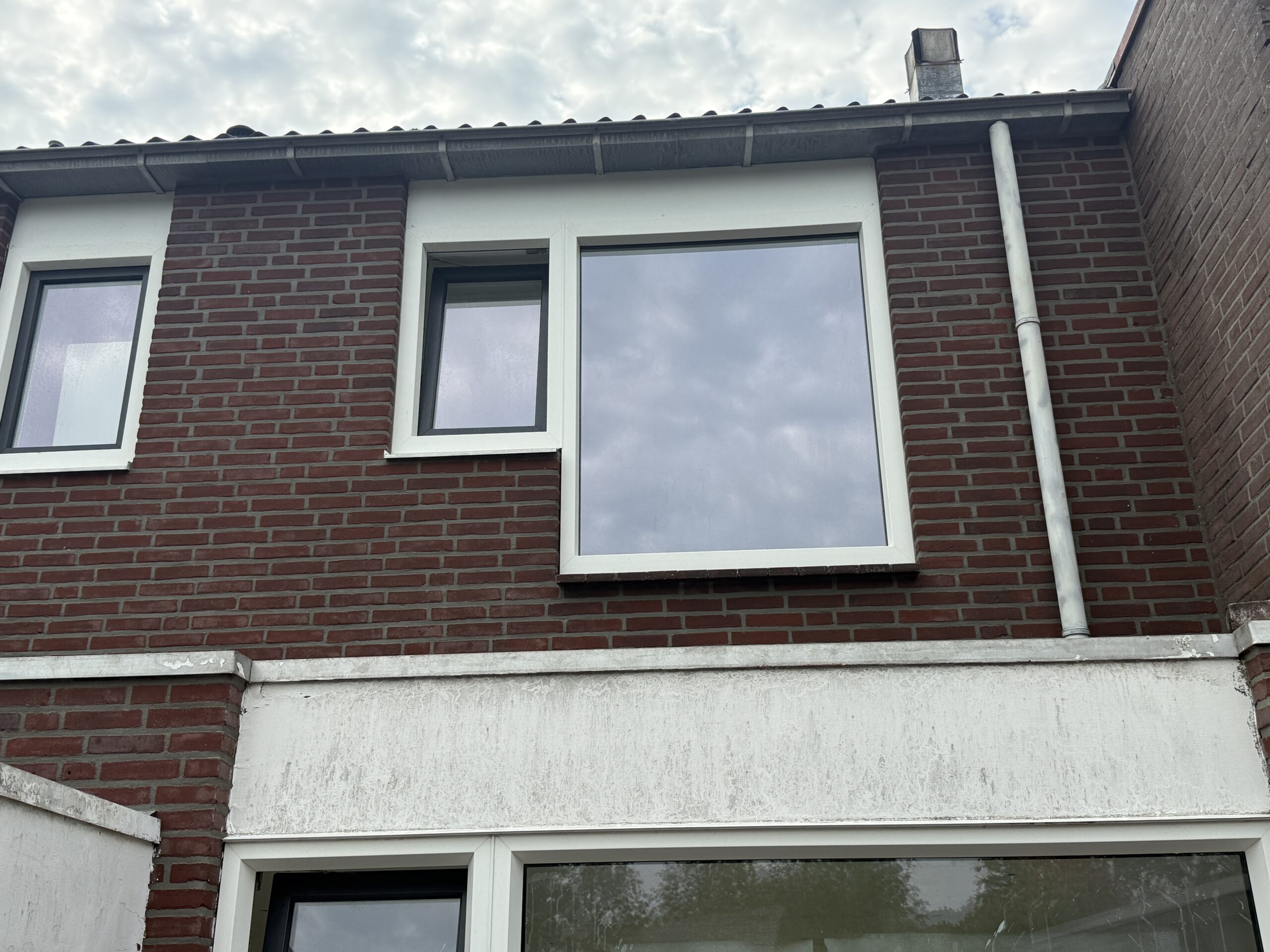 Voegwerk aan woning en tuinmuur