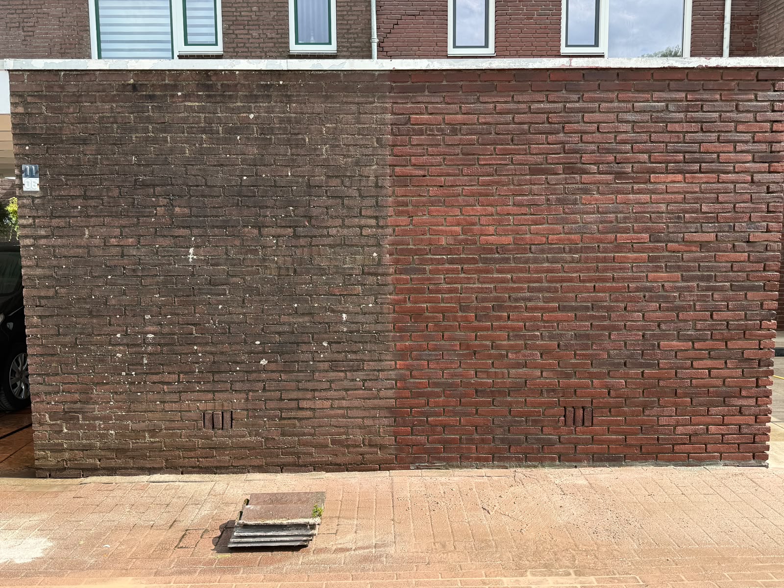 Vervuilde muur met oud voegwerk