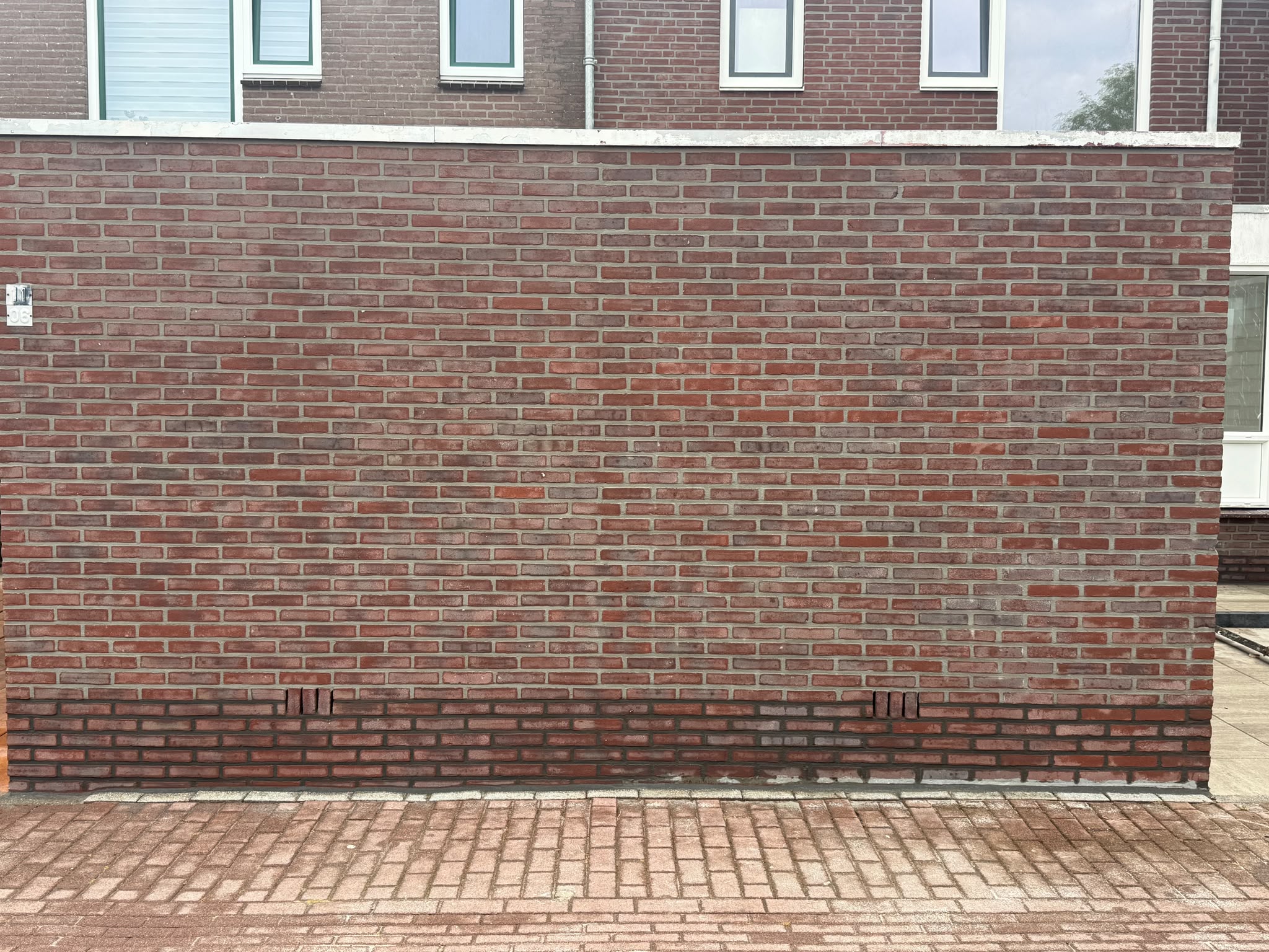 Dezelfde muur na reiniging en nieuw voegwerk